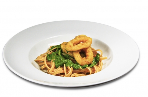 Tintenfischringe auf Pasta an Pesto