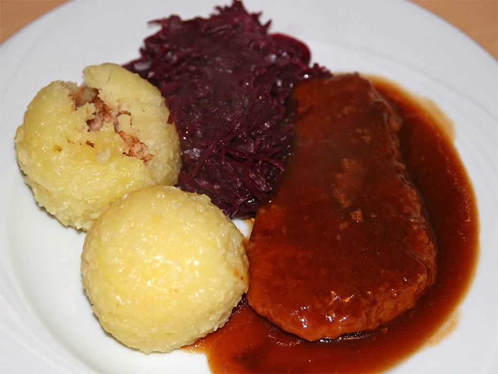 Thüringer Klöße mit Soße, Rotkraut und Putenschnitzel ...