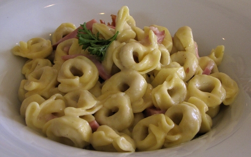 Tortellini mit Schinken-Sahne-Sauce