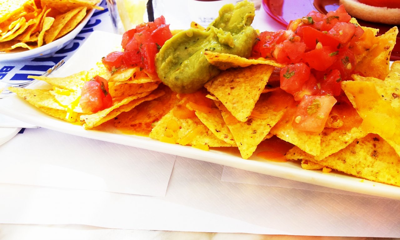 Nachos mit Käse, Tomaten und Guacamole - Lebensmittelfotos.com