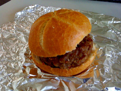 1 Frikadelle und 2 halbe Brötchen (Grüße an den Bauverband)