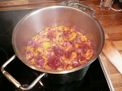 rosenblaetter-im-topf-kochen_lebenslang_hg